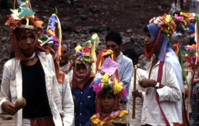 Personas de la cultura Odami en vestimenta tradicional